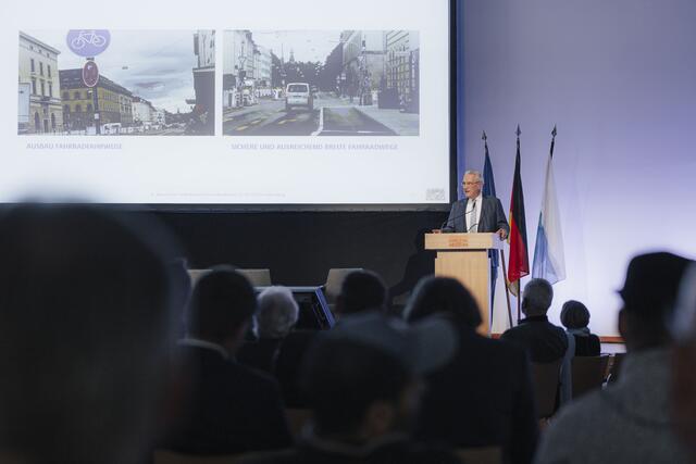 Bayerns Innenminister Joachim Herrmann hatte Verkehrsexperten aus verschiedenen Bereichen der Verkehrssicherheit, der Wissenschaft, der Wirtschaft und Behörden eingeladen.  | Foto: Bayerisches Innenministerium/Giulia Iannicelli