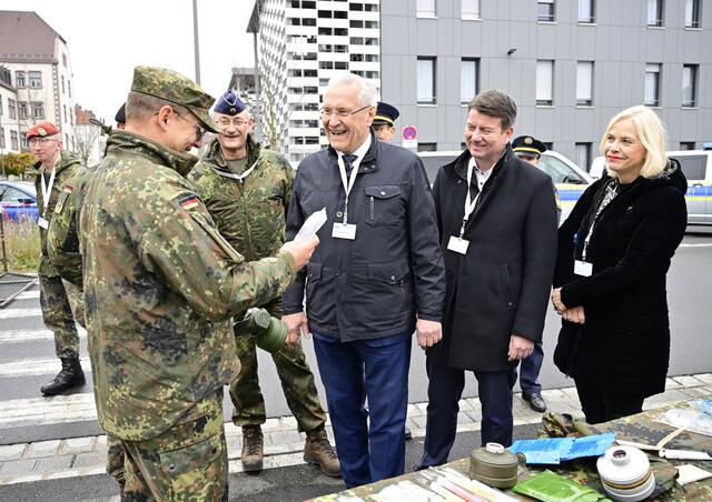 Im Mittelpunkt stand eine Gefahrenlage durch chemische, biologische, radiologische oder nukleare Substanzen (sogenannte 'CBRN-Gefahrenlage'). Innenminister Joachim Herrmann informierte sich gemeinsam mit Innenstaatssekretär Sandro Kirchner über die Einsatzeinheiten mit ihren Fahrzeugen und Gerätschaften. Im Anschluss wurden konkrete Einsatzszenarien vorgestellt. | Foto: Matthias Merz/Bayerisches Innenministerium
