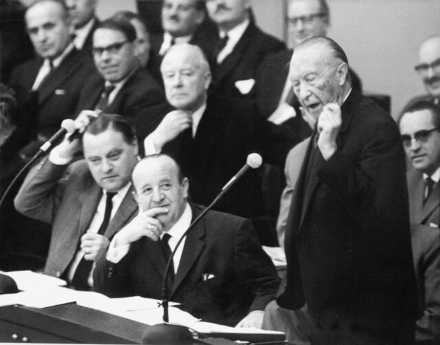 1962 erschütterte die «Spiegel-Affäre» Adenauers Regierung, als das Magazin durchsucht und Redakteure verhaftet wurden.  | Foto: picture alliance / dpa