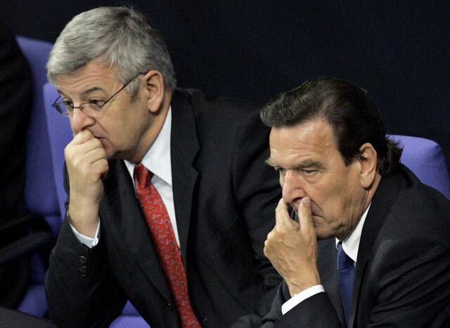 m Jahr 2005 endet eine rot-grüne Ära - und bildet den Start einer Neuen.  | Foto: picture alliance / dp