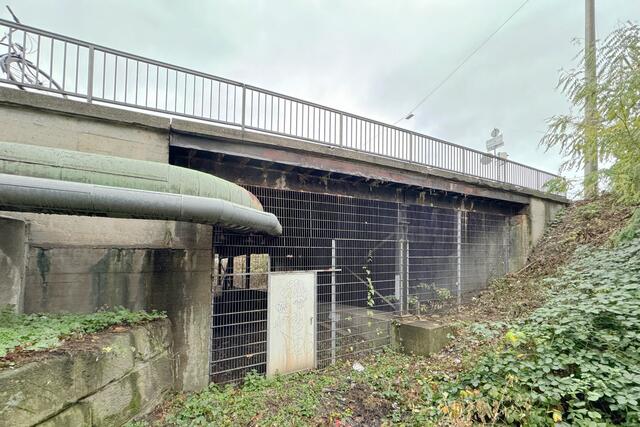 Zwischen Frankenschnellweg und der Straße An den Rampen verläuft die Schwabacher Straße über eine Brücke des alten Ludwigkanals und verbindet die beiden Nürnberger Stadtteile Gostenhof und Schweinau miteinander. Aufgrund von Brückenschäden wird der betroffene Brückenabschnitt gesperrt.

 | Foto: André Winkel / Stadt Nürnberg
