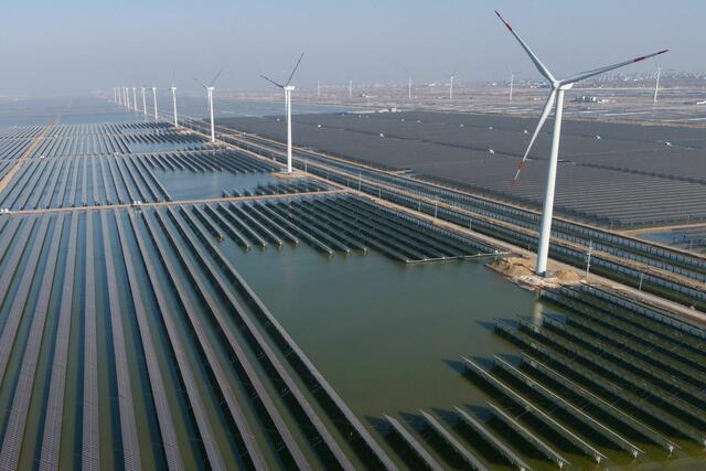 Der Ausbau der erneuerbaren Energien schreitet in China rasant voran. | Foto: Ng Han Guan/AP/dpa (Archivbild)
