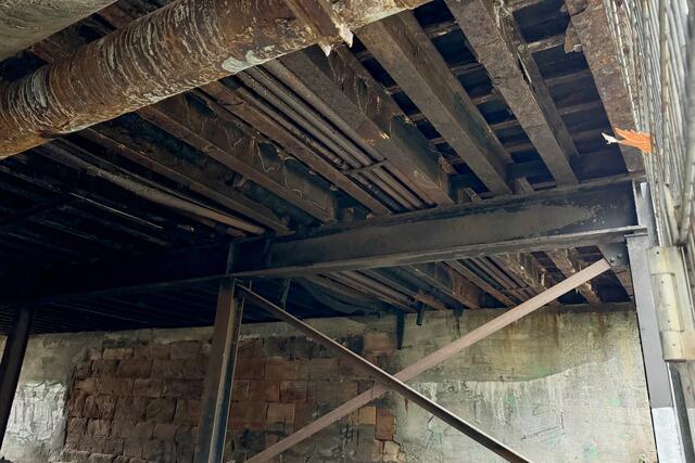 Unterkonstruktion der Brücke Schwabacher Straße: Bei einer Brückenprüfung durch den zuständigen Servicebetrieb Öffentlicher Raum Nürnberg (Sör) wurde eine mangelnde Tragfähigkeit des westlichen Brückenteils festgestellt.
 | Foto: André Winkel / Stadt Nürnberg