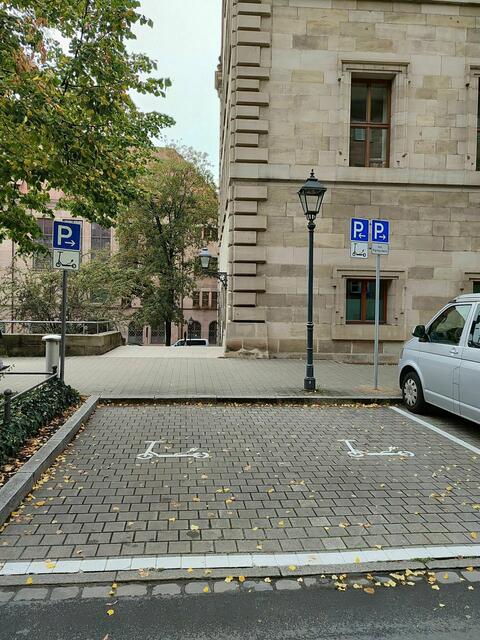 E-Scooter Sammelparkplatz Theresienstraße: In der Nürnberger Altstadt dürfen E-Scooter nur noch auf Sammelparkplätzen ausgeliehen und zurückgegeben werden. | Foto: Stadt Nürnberg/Verkehrsplanungsamt