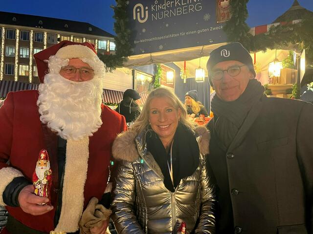 Bei der Nikolaus-Aktion auf dem Christkindlesmarkt (v. l.): Dr. Karl Bodenschatz, Chefarzt der Klinik für Kinder- und Jugendchirurgie und Kinderurologie, Schirmherrin Karin Baumüller-Söder und Prof. Dr. Achim Jockwig, Vorstandsvorsitzender des Klinikums Nürnberg. | Foto: Bayerische Staatskanzlei