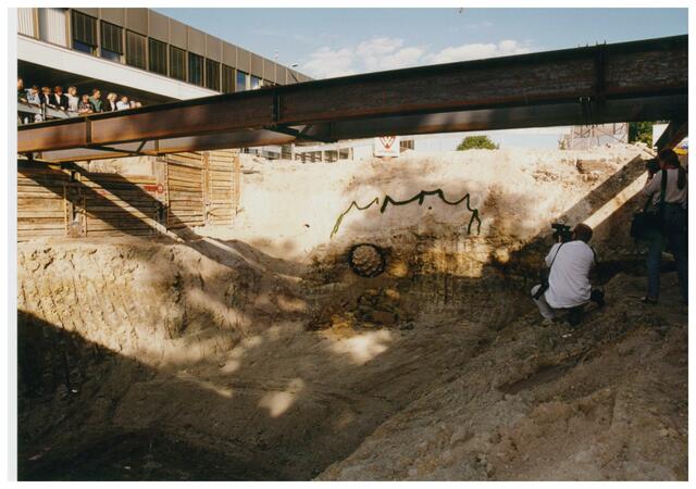 Der Durchstich des neu gebauten Tunnels erfolgte 1997 unter großer medialer Aufmerksamkeit. Viele Zuschauer hatten sich um die Baustelle direkt am Terminal versammelt.  | Foto: Airport Nürnberg