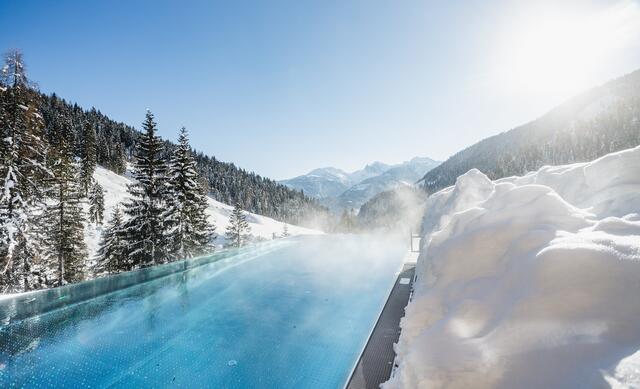 Die Kulisse für perfekte Entspannung: Der Infinitypool des Almwellness Resorts enthält zertifiziertes Mineralwasser aus der Tuffbad-Heilquelle. | Foto: Almwellness Resort Tuffbad