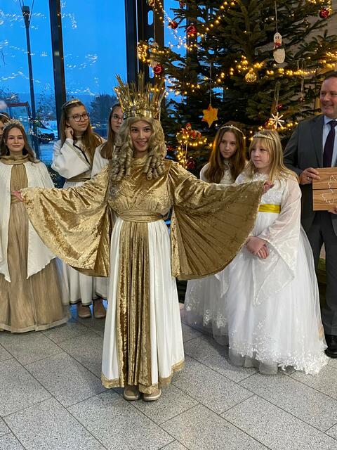Sophie Sandulescu ist das Langenzenner Christkind und besuchte mit ihrem himmlischen Gefolge das Landratsamt in Zirndorf. | Foto: Landratsamt Fürth