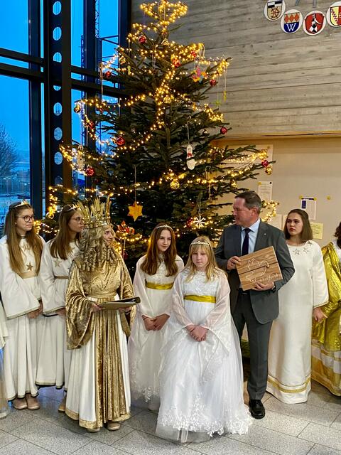 Das Langenzenner Christkind übergab, stellvertretend für alle Christkinder im Landkreis, das Geschenk an Landrat Bernd Obst und hielt einen feierlichen Prolog.   | Foto: Landratsamt Fürth