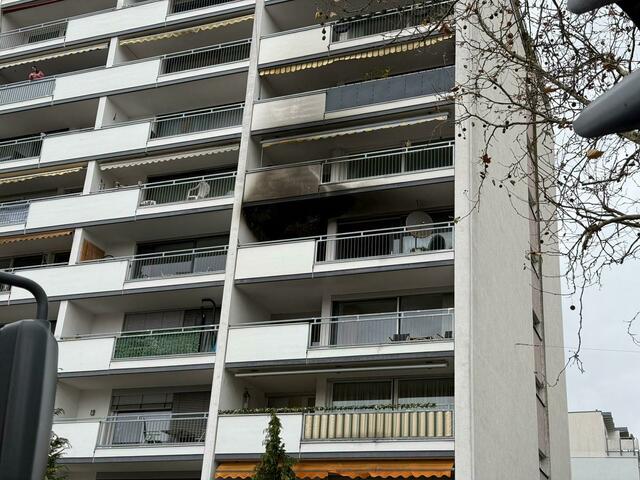 Hochhausbrand in Wöhrd: Im Einsatz waren u.a. sechs Rettungswagen und drei Notarzt-Einsatzfahrzeuge.  | Foto: Einsatzleitung Nürnberger Hilfsorganisationen / BRK