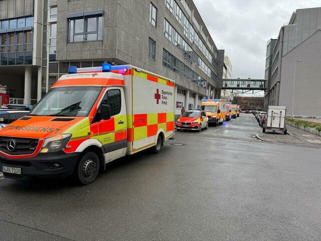 Hochhausbrand in Wöhrd: Im Einsatz waren u.a. sechs Rettungswagen und drei Notarzt-Einsatzfahrzeuge.  | Foto: Einsatzleitung Nürnberger Hilfsorganisationen / BRK