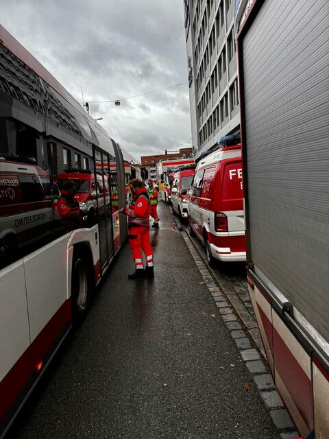 Hochhausbrand in Wöhrd: Im Einsatz waren u.a. sechs Rettungswagen und drei Notarzt-Einsatzfahrzeuge.  | Foto: Einsatzleitung Nürnberger Hilfsorganisationen / BRK