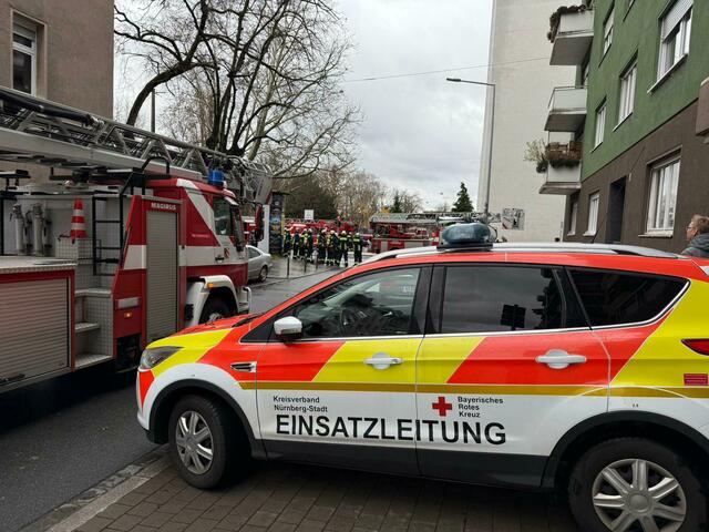 Hochhausbrand in Wöhrd: Im Einsatz waren u.a. sechs Rettungswagen und drei Notarzt-Einsatzfahrzeuge.  | Foto: Einsatzleitung Nürnberger Hilfsorganisationen / BRK