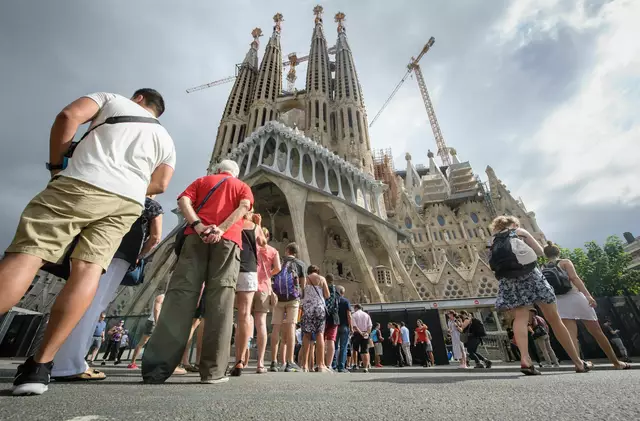 Barcelona lockt bald auch mit dem höchsten Kirchturm der Welt. | Foto: Matthias Balk/dpa/dpa-tmn