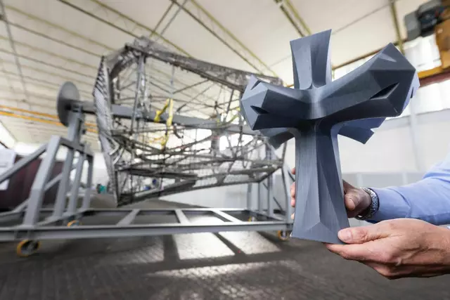 Das Kreuz soll zehn Meter hoch werden. | Foto: Marijan Murat/dpa (Archivbild)