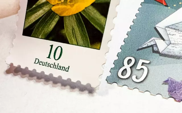Standardbriefe und Postkarten innerhalb Deutschlands kosten ab Januar 95 Cent und damit 10 Cent mehr als bislang. | Foto: Julian Stratenschulte/dpa