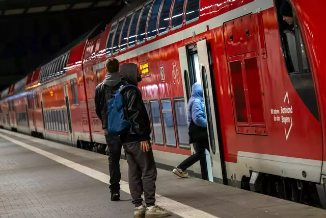 Mit dem Wechsel zum Winterfahrplan am 15. Dezember wird es in mehreren Regionen Bayerns mehr Zugverbindungen geben.  | Foto: Peter Kneffel/dpa