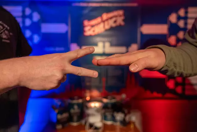 Mathematisch gesehen ist «Schnick-Schnack-Schnuck» ein reines Zufallsspiel. | Foto: Thomas Banneyer/dpa
