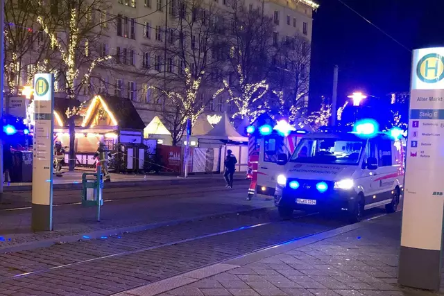 Auto fährt in die Menschenmenge auf dem Magdeburger Weihnachtsmarkt.  | Foto: Dörthe Hein/dpa-Zentralbild/dpa