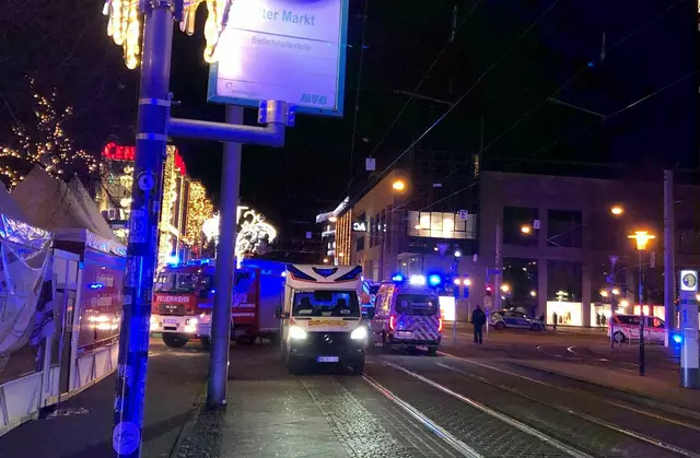 Einsatzkräfte von Rettungsdiensten, Polizei und Feuerwehr sind im Einsatz auf dem Weihnachtsmarkt in Magdeburg. | Foto: Dörthe Hein/dpa-Zentralbild/dpa