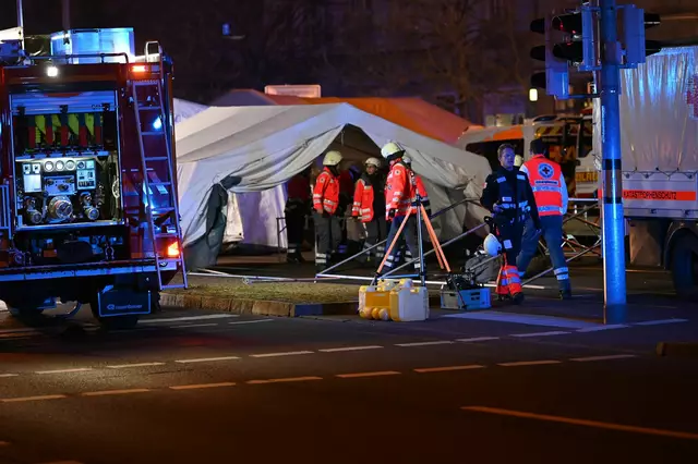 Einsatzkräfte von Rettungsdiensten sind im Einsatz bei einem Zelt für Verletze beim Weihnachtsmarkt in Magdeburg. | Foto: Heiko Rebsch/dpa