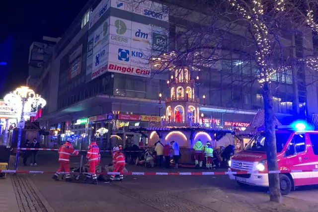 Auto fährt in die Menschenmenge auf dem Magdeburger Weihnachtsmarkt.  | Foto: Dörthe Hein/dpa-Zentralbild/dpa