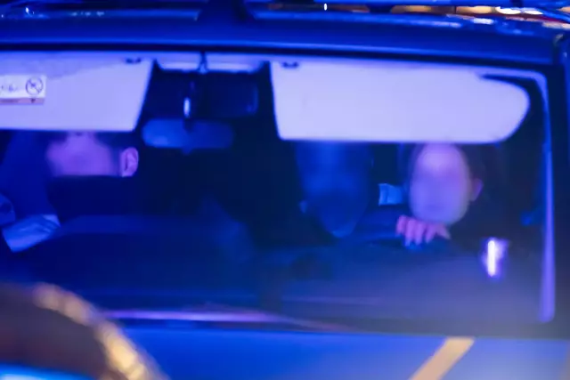 Der mutmaßliche Täter (Mitte) ist inzwischen in U-Haft. Er ist in der Mitte zu erkennen, auf der Rückbank eines Polizeifahrzeuges. 

 | Foto: Christoph Soeder/dpa