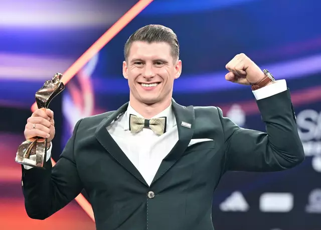 Der Turner Lukas Dauser feiert Weihnachten bei seinen Eltern.
 | Foto: Bernd Weißbrod/dpa