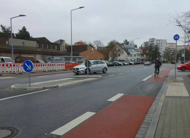 Neu gestaltete Gebersdorfer Straße: Querungshilfe. | Foto: Verkehrsplanungsamt Nürnberg