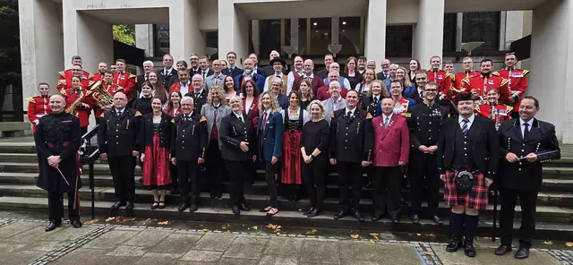 Das gesamte Orchester in London - Scots Guards und Germany Winds- Die Musikerinnen und Musiker von "German Winds" trugen hier die Uniformen ihrer Heimatorchester. | Foto: Bernd Weber