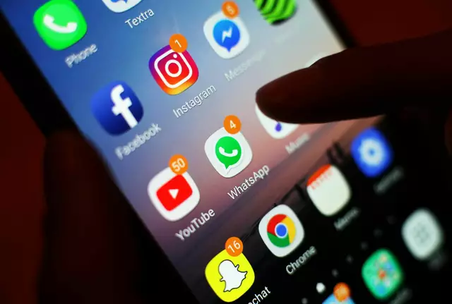 Ein Smartphone-Display mit Symbolen von Apps, die man auch zum Telefonieren und Videotelefonieren nutzen kann, etwa Facebook Messenger und Whatsapp. | Foto: Yui Mok/PA Wire/dpa (Symbolbild)