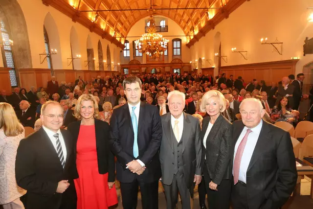 70 Jahre CSU-Bezirksverband im Jahr 2015:  Bezirksvorsitzender Dr. Markus Söder (3.v.l.), Nürnbergs CSU-Fraktions-Chef Sebastian Brehm, Bundestagsabgeordnete Dagmar Wöhrl, Ex-Bundesminister Dr. Oscar Schneider, Nürnbergs Kulturreferentin Prof. Dr. Julia Lehner und Dr. Günther Beckstein, Ministerpräsident a.D. (v.l.). | Foto:  © John R. Braun