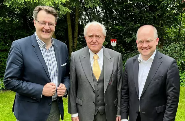 Michael Frieser (l.) und Sebastian Brehm (r.) gratulierten Dr. Oscar Schneider zum 95. Geburtstag. | Foto: oh/Privat