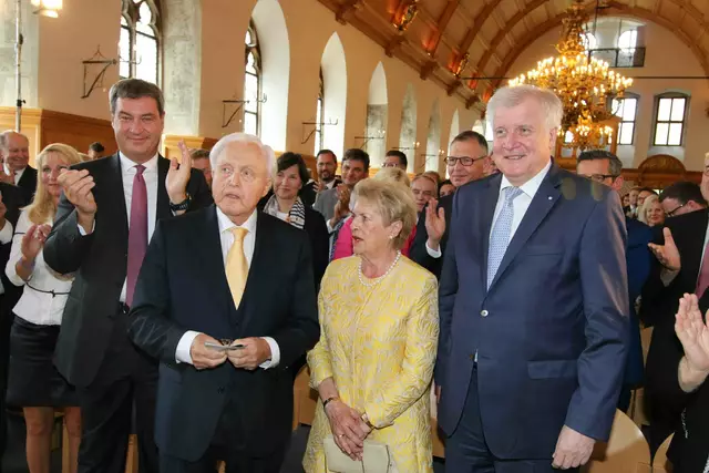2017 Feier im Historischen Rathaussaal zum 90. Geburtstag. Dr. Markus Söder und Horst Seehofer flankieren Jubilar Oscar Schneider und seine Gattin Jossy.  | Foto: Udo Dreier