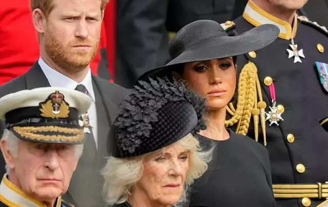 Gibt es eine Versöhnung von Vater Charles (vorne links) und Sohn Harry (hinten links)? | Foto: Martin Meissner/Pool AP/dpa (Archivbild)