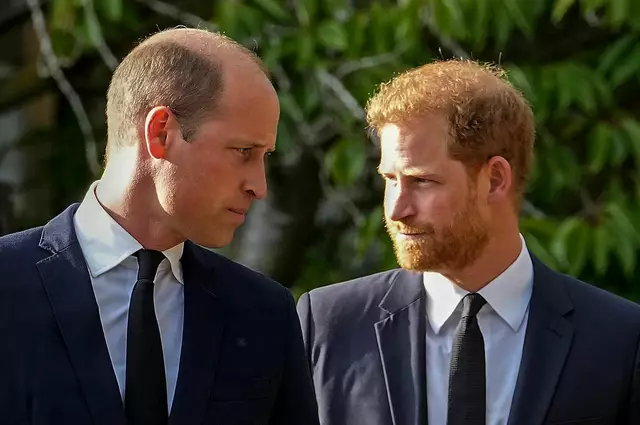 Haben sich angeblich seit langer Zeit nichts zu sagen: die Brüder William und Harry. | Foto: Martin Meissner/AP/dpa (Archivbild)