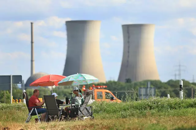 Anwohner verfolgten im Sommer die Sprengung der Kühltürme.

 | Foto: Karl-Josef Hildenbrand/dpa (Archivbild)