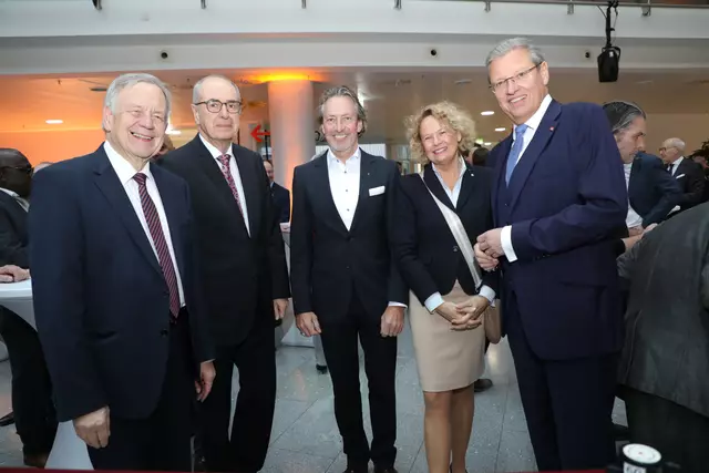 Von links: Landtagsvizepräsident Karl Freller, Mittelfrankens Regierungspräsident a.D. Dr. Thomas Bauer, Thomas Förster (Autobahnrastanlagen Bayern), Sophie von Campe (Messe Nürnberg) und Ex-Messe-CEO Prof. Roland Fleck. | Foto: Jürgen Friedrich