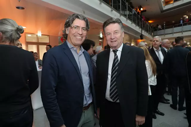 Jan Möllendorf (DEFACTO X, li.) mit Dr. Gerhard Engelmann (GF DEHOGA Mittelfranken) | Foto: Jürgen Friedrich