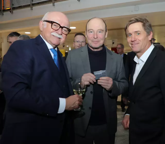 Unternehmer Gerd Schmelzer, Staatsintendant Jens-Daniel Herzog und Prof. Holger Felten (Akademie der Bildenden 
Künste Nürnberg, v.li.). | Foto: Jürgen Friedrich