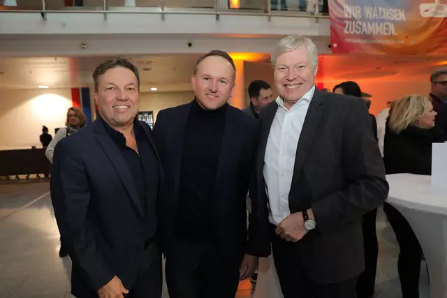 MarktSpiegel-Geschäftsführer Harald Greiner (re.) mit Norisring-Macher Jürgen Schielein (li., Verkehrsinstitut Schielein) und dem neuen „Bratwurst-Röslein“-Wirt Helmut Dinkel. | Foto: Jürgen Friedrich