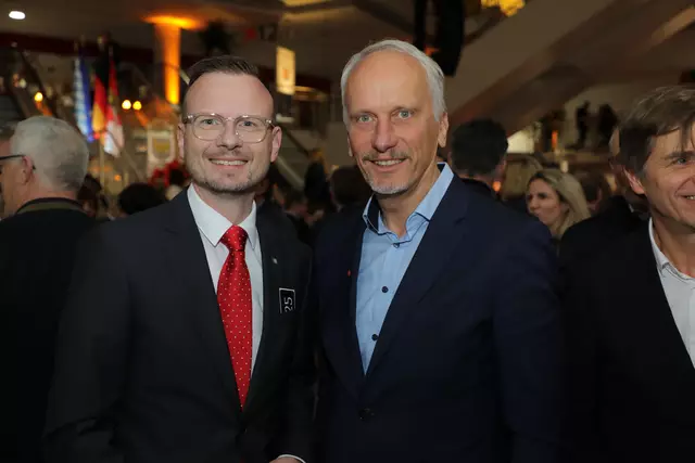 Bezirkstagspräsident Peter Daniel Forster (li.) mit 
Dr. Jonathan Daniel (Vorstand Sparkasse Nbg.) | Foto: Jürgen Friedrich