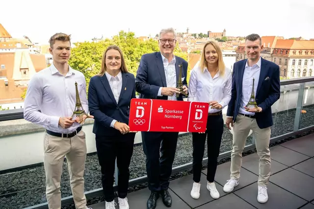 Vor der Abreise  nach Paris: Die Sparkasse Nürnberg verabschiedete die Nürnberger Olympia- und Paralympics-Teilnehmer bei einem Französischen Medien-Frühstück auf ihrer Dachterrasse in der Marienstraße (v. l.): Paraschwimmer Taliso Engel, Bogenschützin Charline Schwarz, Sparkassen-Vorstandsvorsitzender Dr. Matthias Everding, Para-Triathletin Anja Renner und Paracycler Matthias Schindler. | Foto: Daniel Engelhardt/Sparkasse Nürnberg