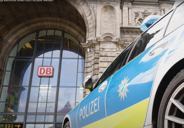 Offensive Sicherheit an bayerischen Bahnhöfen.  | Foto: © Bayerisches Innenministerium