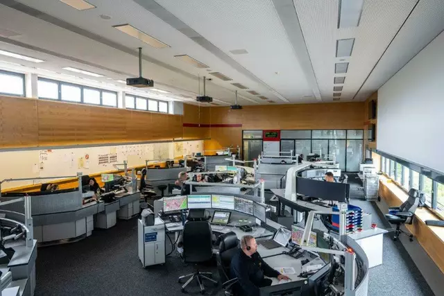 Die Integrierte Leitstelle der Feuerwache 4. Erste Anlaufstelle für Notrufe im gesamten Stadtgebiet und auch darüber hinaus.


 | Foto: Christine Dierenbach / Stadt Nürnberg