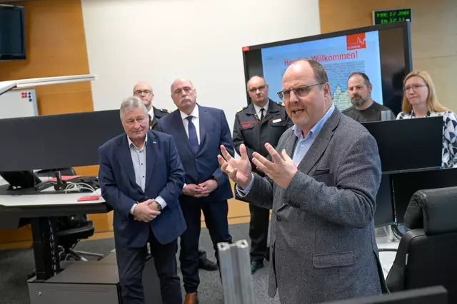 Einführung der Ersthelfer App mit Bürgermeister Christian Vogel (r.) und (vorne, links) Martin Burkert, 1. Vorsitzender der Herzhilfe Nürnberg e. V. | Foto: Anestis Aslanidis