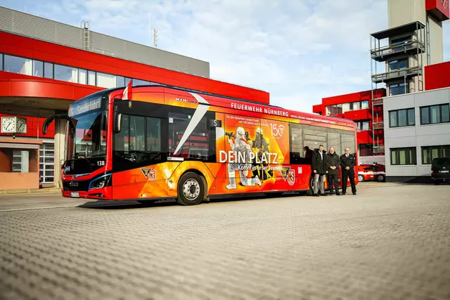 Der Sprecher des Vorstands der VAG Nürnberg Tim Dahlmann-Resing, Bürgermeister Christian Vogel und der Leiter der Feuerwehr Nürnberg Volker Skrok, mit dem Bus, der anlässlich des 150. Bestehens der Nürnberger Berufsfeuerwehr gestaltet wurde. | Foto: Thorsten Eckardt / Feuerwehr Nürnberg
