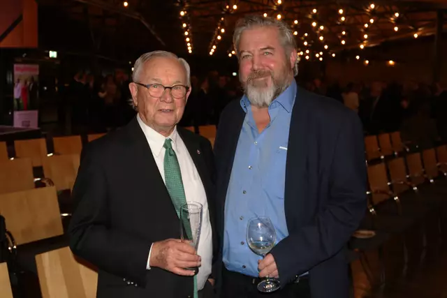 Dr. Wilhelm Polster von der Manfred-Roth-Stiftung (l.) und Philipp Streng, Träger der Goldenen Bürgermedaille | Foto: tom