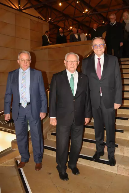 NORMA-Niederlassungsleiter Christoph Hegen sowie Dr. Wilhelm Polster und Klaus Teichmann von der Manfred-Roth-Stiftung (v.l.) | Foto: tom