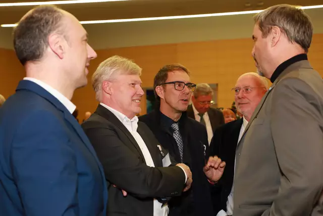 Von links: CSU-Fraktionschef Andreas Krieglstein, MarktSpiegel-Geschäftsführer Harald Greiner und Funkhaus-Chef Alexander Koller im Gespräch mit Markus Söder. | Foto: Jürgen Friedrich